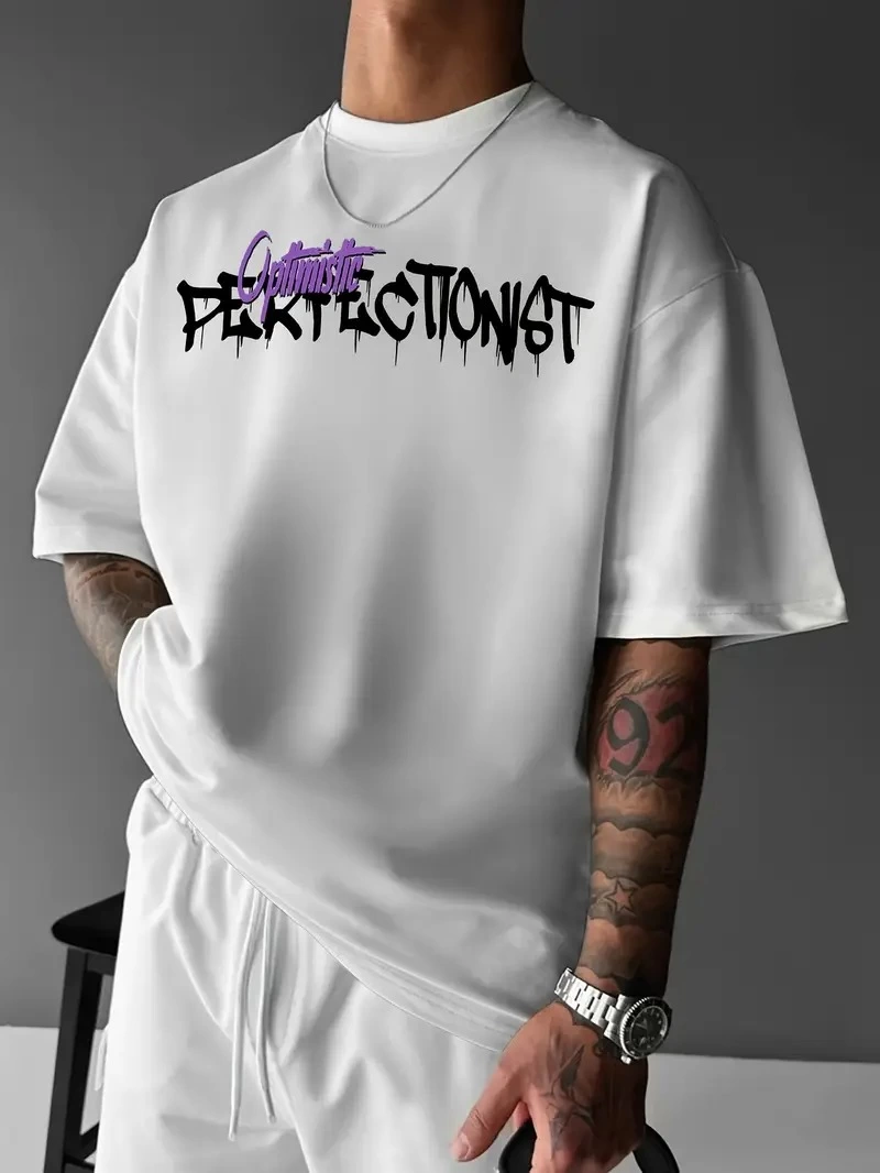 Erkek OversizeGrafik Tişört "CAMPBRASTCOOPERATION" Kalın Yazı Bisiklet Yaka, Kısa Kol, Kalın Mor ve Siyah Desenli Yazlık Sokak Kıyafeti - Beyaz