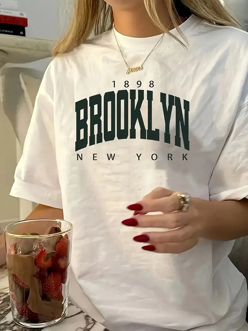 Brooklyn Harf Baskılı Düşük Omuzlu T-shirt, Rahat Kısa Kollu Bol T-shirt, Kadın Giyim - Beyaz