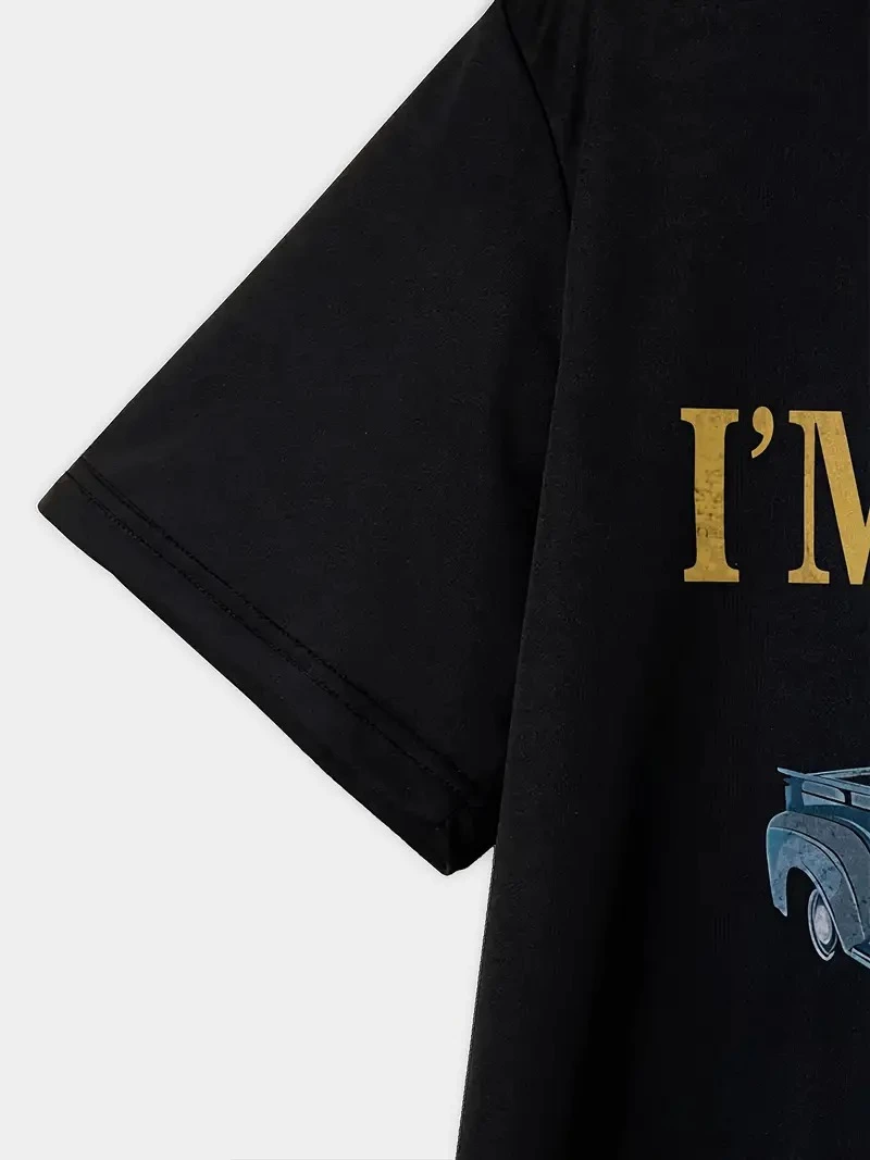 Erkek Vintage Araba Grafik T-Shirt - "Ben Yaşlı Değilim Ben Bir Klasiğim" Esprili Baskı  Nefes Alabilir Kumaş, Günlük Yaz ve Yıl Boyu Giyim için Oversize Kısa Kollu Tişört - Siyah