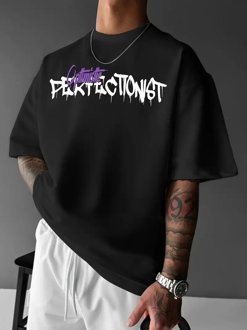 Erkek OversizeGrafik Tişört "CAMPBRASTCOOPERATION" Kalın Yazı Bisiklet Yaka, Kısa Kol, Kalın Mor ve Siyah Desenli Yazlık Sokak Kıyafeti - Siyah