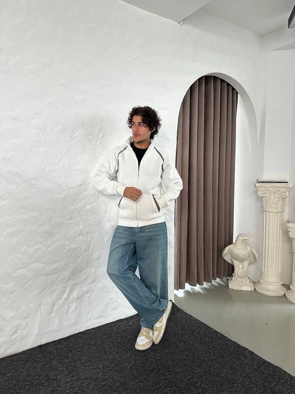Erkek Oversize Dik Yaka Fermuarlı Sweatshirt - Zincir Nakışli Kanguru Cepli - Beyaz