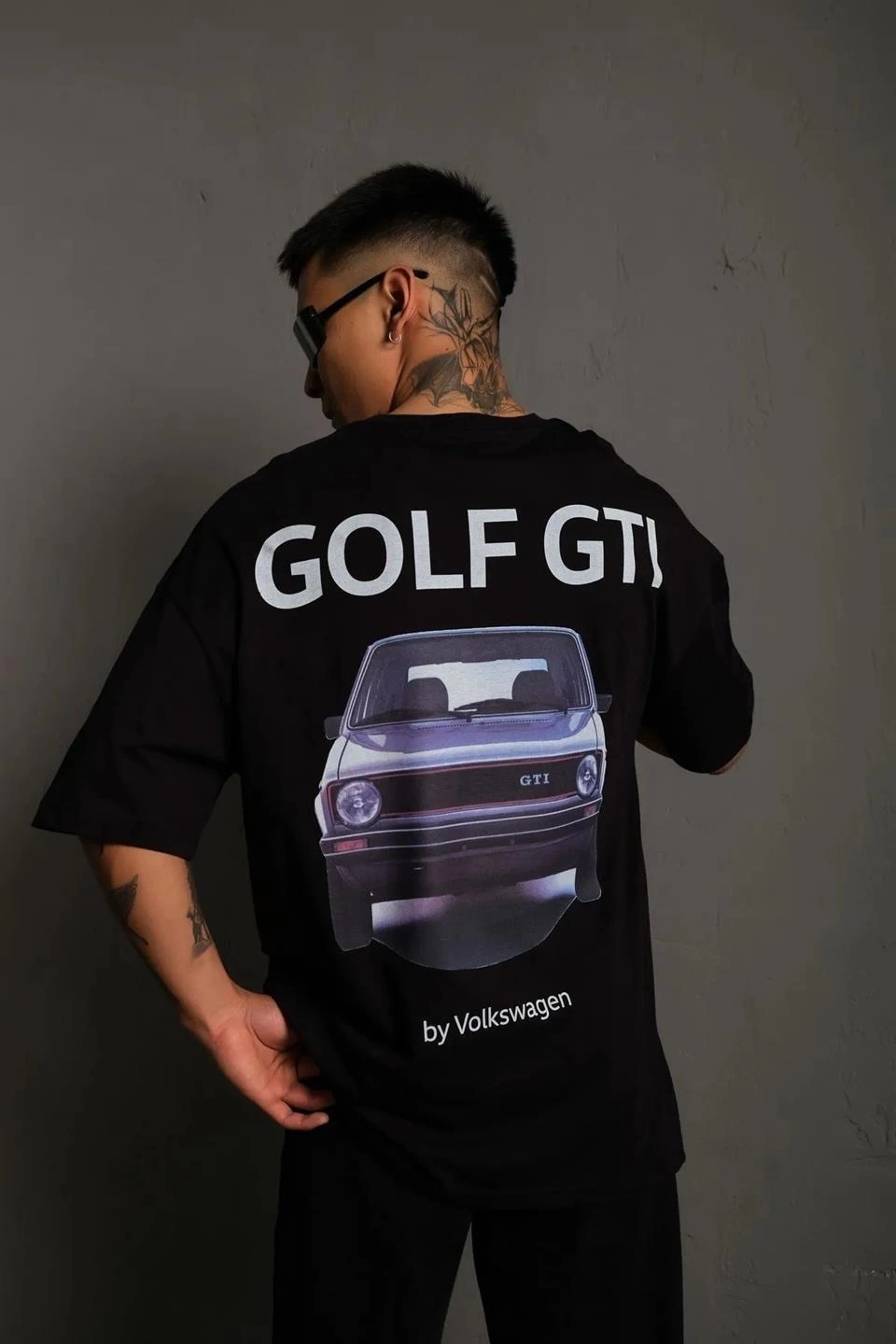 Erkek Oversize Baskılı Tişört – Golf GTI Retro Araba Desenli, Ön & Arka Dijital Baskı, Sokak Modası Stil - Siyah