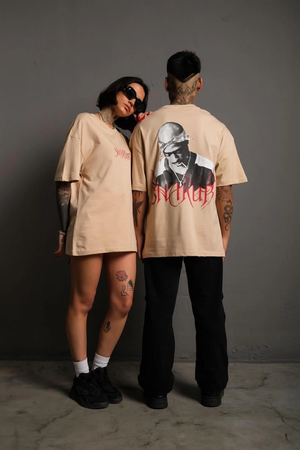 Erkek Oversize Tişört – Beyaz 24/1 Penye Kumaş, Bisiklet Yaka, Ön & Arka Baskılı, Streetwear Tarzı Rahat Büyük Kalıp T-Shirt - Bej