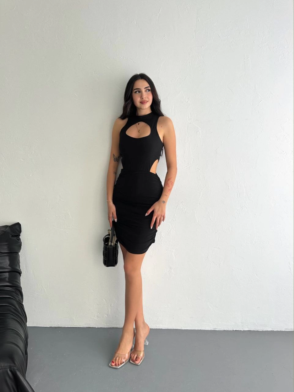 Göğüs ve Yanlar dekolteli Kolsuz Boy Elbise - Siyah