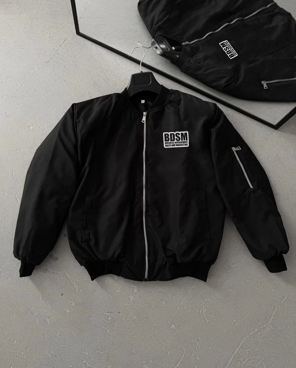 Erkek Siyah Bomber Mont – Fermuarlı, Cepli, Kapitone Astarlı, Göğüs Baskılı Tasarım Günlük Rahat Ceket - Siyah