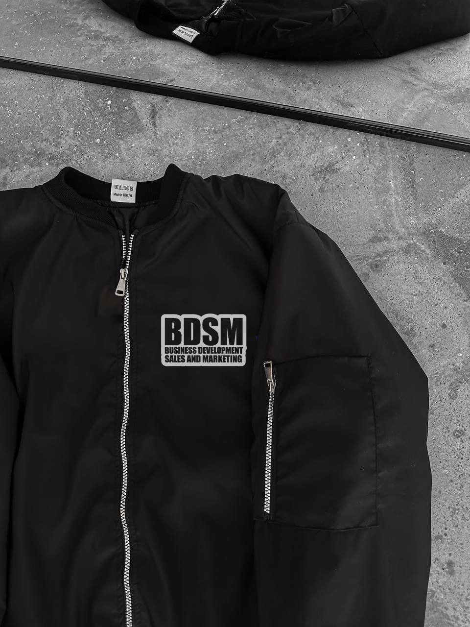 Erkek Siyah Bomber Mont – Fermuarlı, Cepli, Kapitone Astarlı, Göğüs Baskılı Tasarım Günlük Rahat Ceket - Siyah