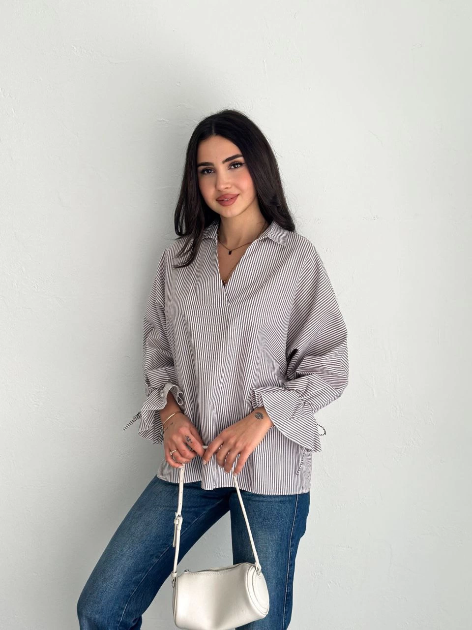 Kadın Arkası Asimetrik Yırtmaç Kesim Detaylı Cizgili Bluz Gömlek - Gri
