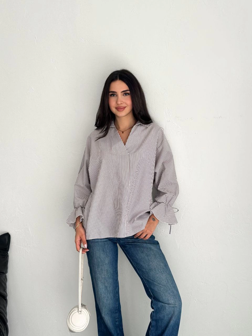 Kadın Arkası Asimetrik Yırtmaç Kesim Detaylı Cizgili Bluz Gömlek - Gri
