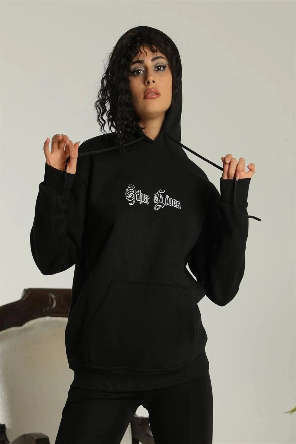 Kadın Kapşonlu Sweatshirt – Oversize Üç İplik Şardonlu Hoodie, “Other Lives” Ön & Arka Baskılı, Kanguru Cepli, Kışlık Rahat Günlük Stil - Siyah