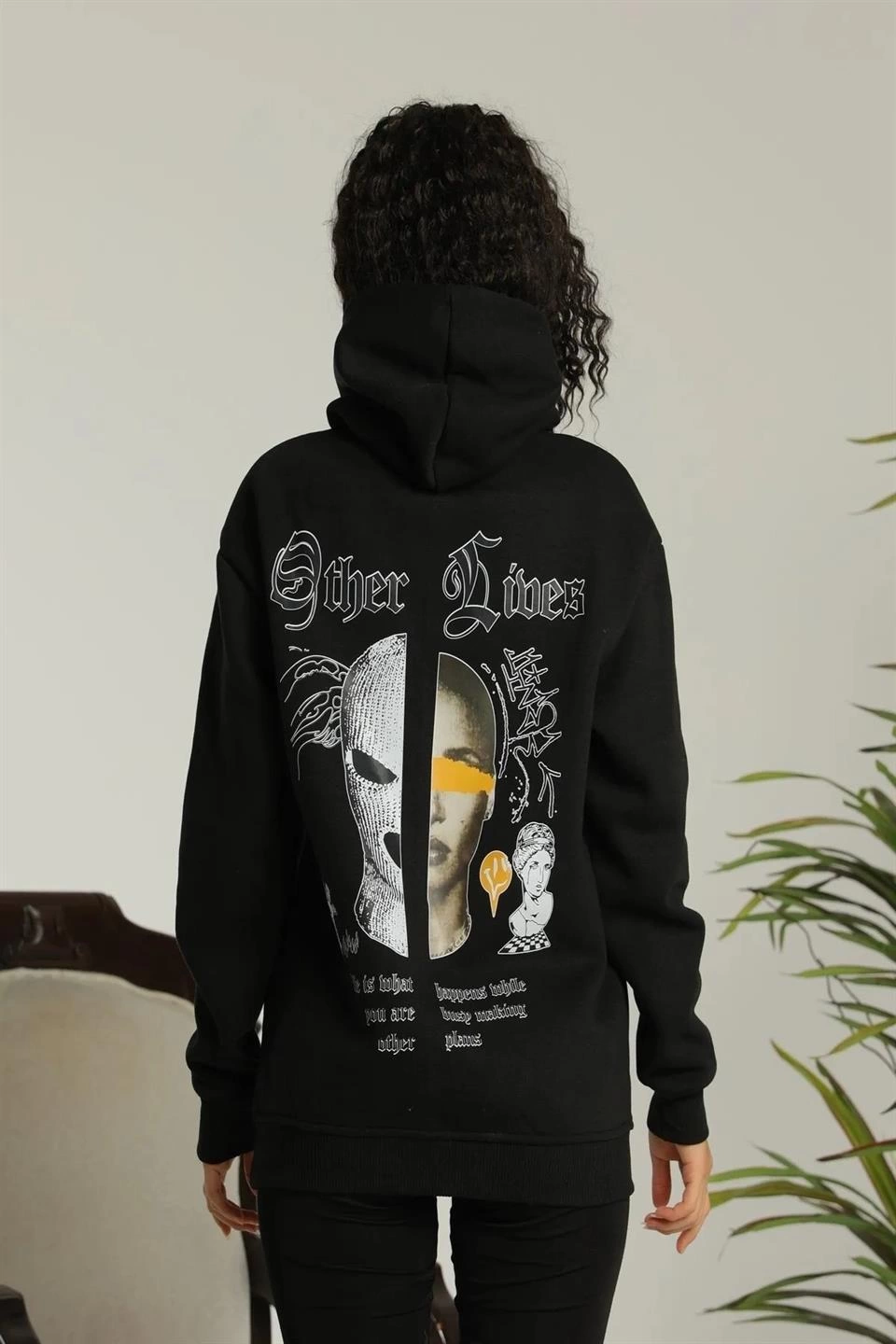 Kadın Kapşonlu Sweatshirt – Oversize Üç İplik Şardonlu Hoodie, “Other Lives” Ön & Arka Baskılı, Kanguru Cepli, Kışlık Rahat Günlük Stil - Siyah