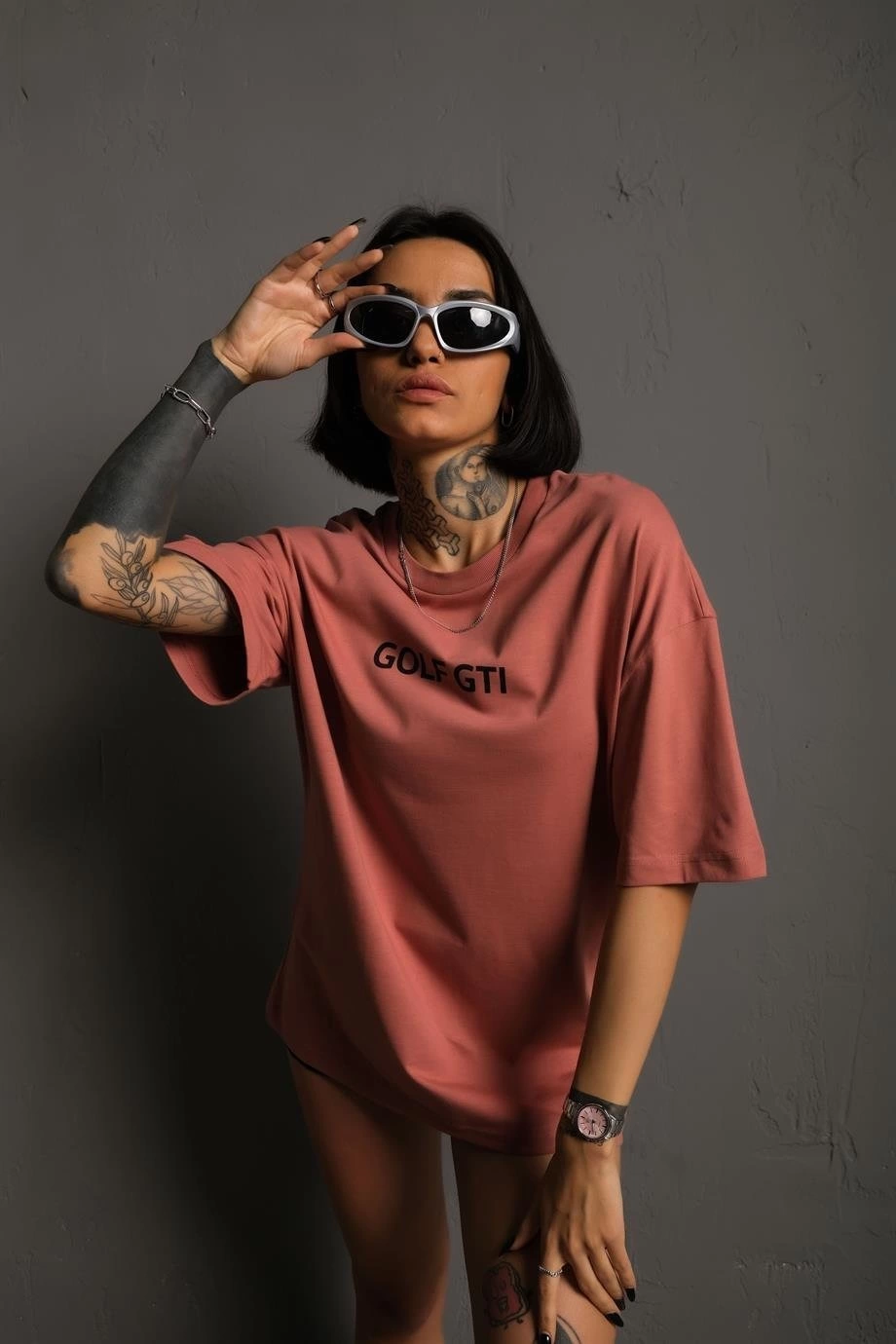 Kadın Oversize Baskılı Tişört – Golf GTI Retro Araba Desenli, Ön & Arka Dijital Baskı, Sokak Modası Stil- Gül Kurusu