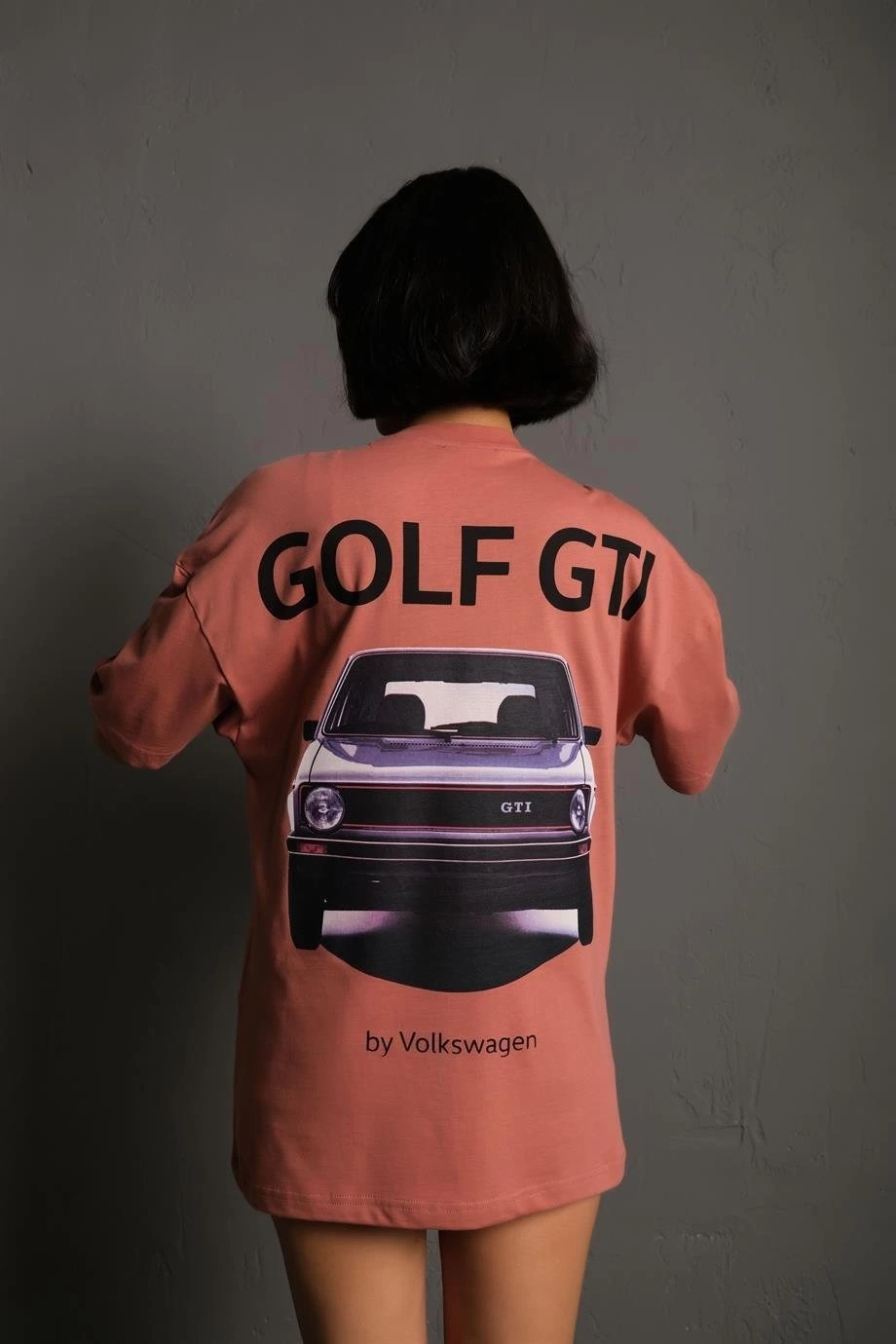 Kadın Oversize Baskılı Tişört – Golf GTI Retro Araba Desenli, Ön & Arka Dijital Baskı, Sokak Modası Stil- Gül Kurusu