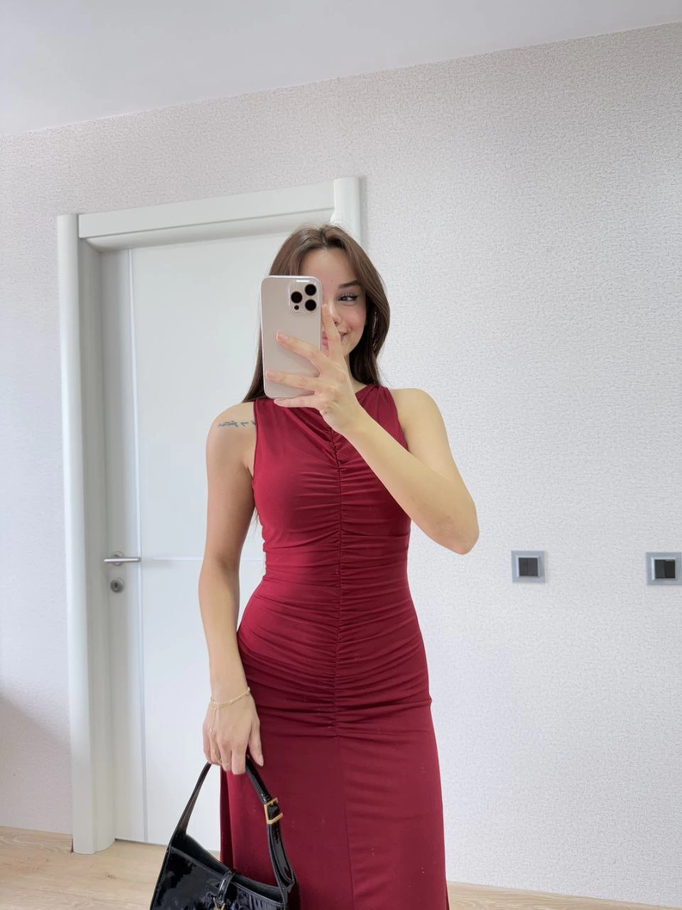 Bürümcük Kumaşlı İçi Astarlı Üzgülü Kolsuz Büzgülü Uzun Elbise - Kırmızı