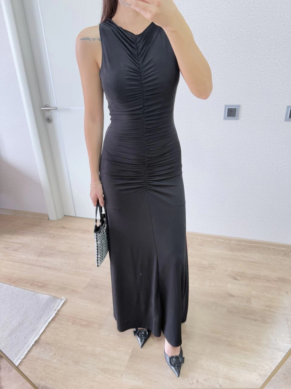 Bürümcük Kumaşlı İçi Astarlı Üzgülü Kolsuz Büzgülü Uzun Elbise - Siyah