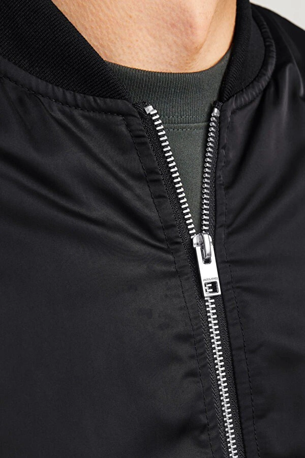 Erkek Siyah Bomber Mont – Fermuarlı, Cepli, Kapitone Astarlı Rahat Günlük Ceket Bahar & Kış Kullanıma Uygun - Siyah