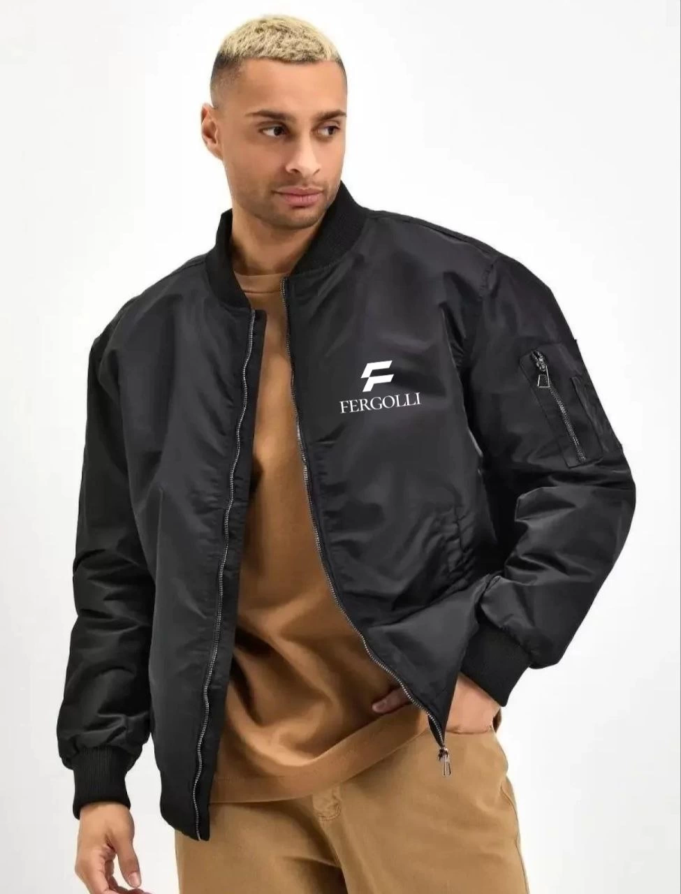 Erkek Siyah Bomber Mont – Fergolli Logo Baskılı, Fermuarlı Cepli, Kapitone Astarlı Şık ve Rahat Günlük Ceket - Siyah
